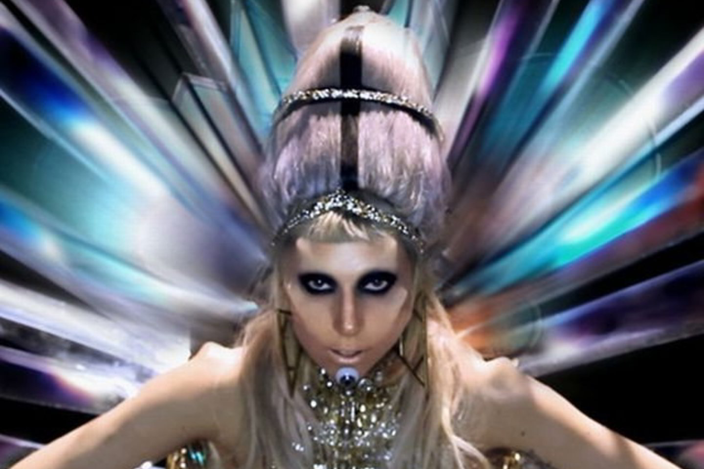 Lady Gaga pretenduoja į apdovanojimą už geriausią pasirodymą gyvai.