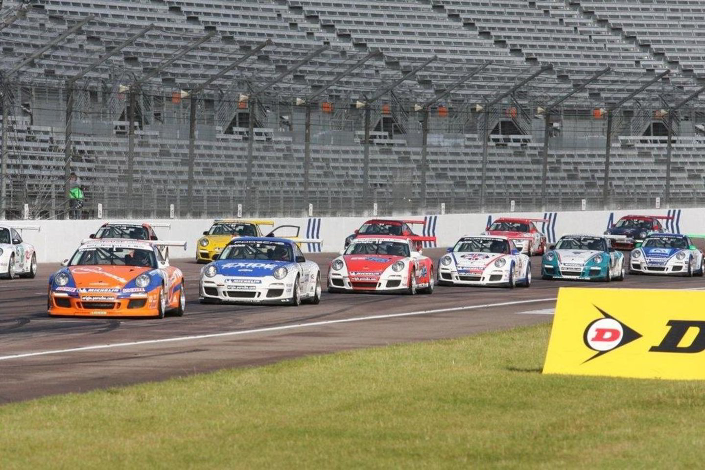 "Porsche Carrera Cup GB" varžybose nuolat verda arši kova.