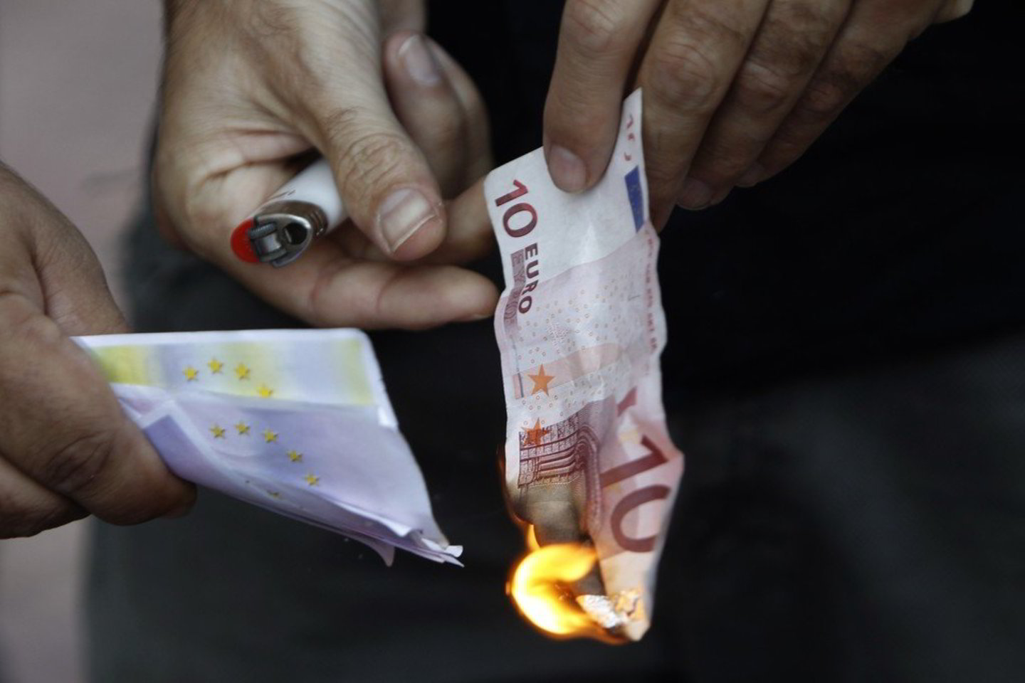 Savaitgalį Graikijoje protestuotojai degino euro banknotus.