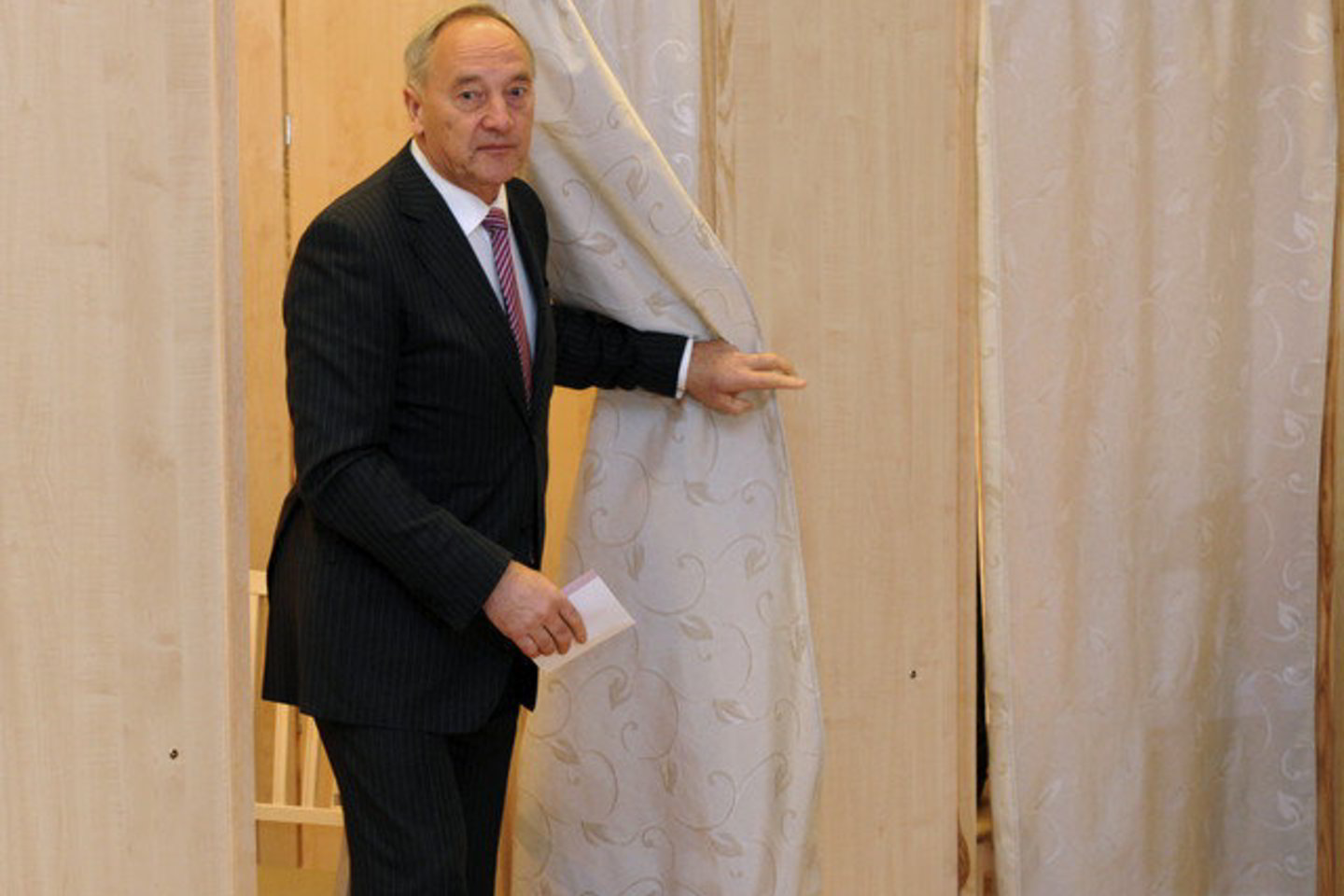 Prezidentas A.Bėrzinis seka partijų derybų eigą.