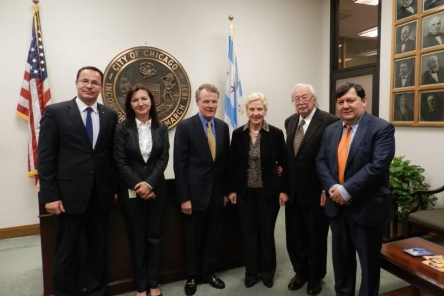 Lietuvos ambasadorius Vašingtone Ž.Pavilionis, generalinė konsulė Čikagoje S.Aniulienė, Ilinojaus valstijos Atstovų rūmų pirmininkas ir Demokratų partijos vadovas M.Madiganas, I.Degutienė, Lietuvių kultūros muziejaus Čikagoje steigėjas Stanley Balzekas ir E.Zingeris.