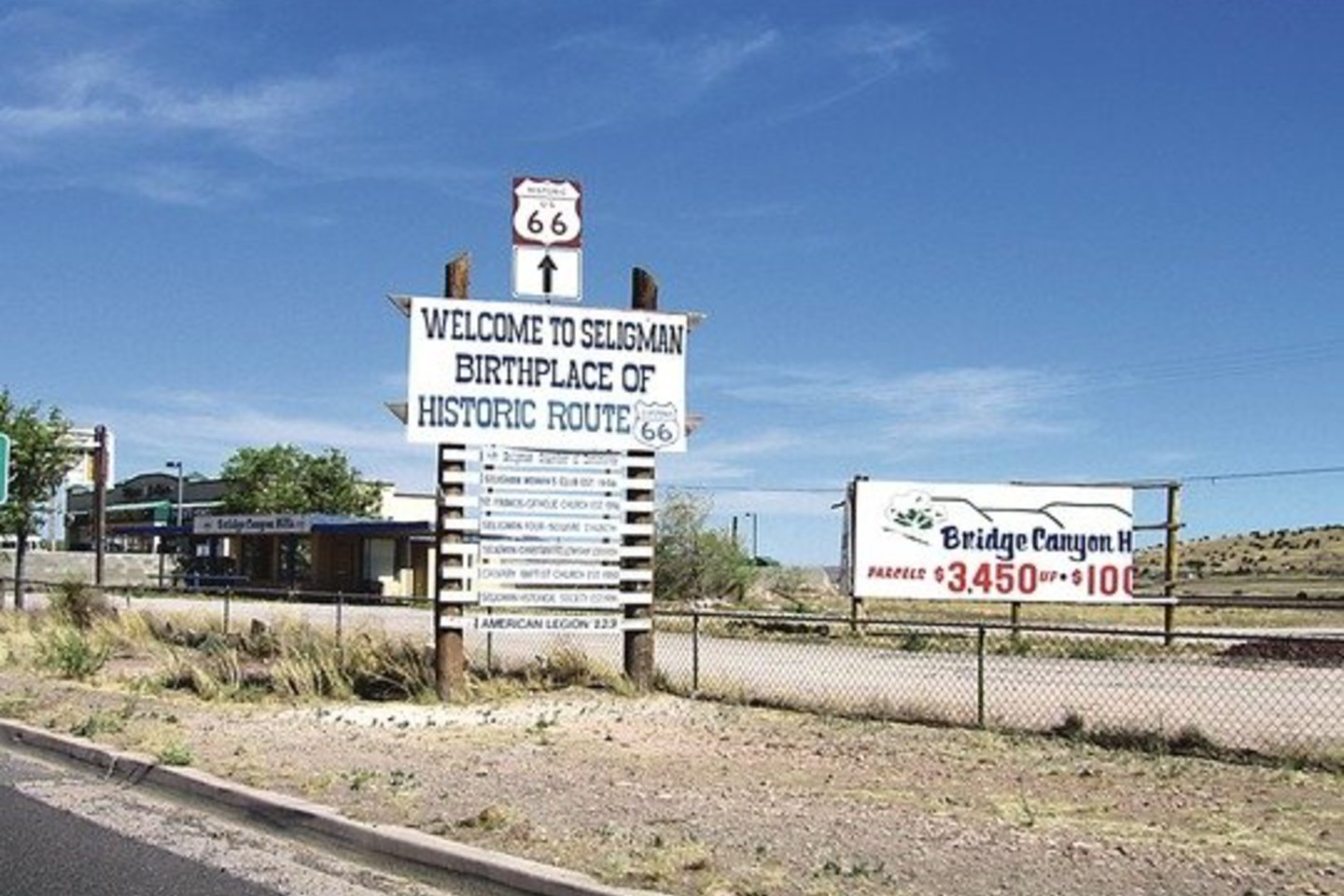 Nedidukas Seligmano miestelis Arizonos valstijoje 1978 metais, regis, jau buvo pasmerktas lėtai mirti. Tačiau A.Delgadillo ir kitų vietos gyventojų dėka jis pamažu tapo turistų traukos centru.