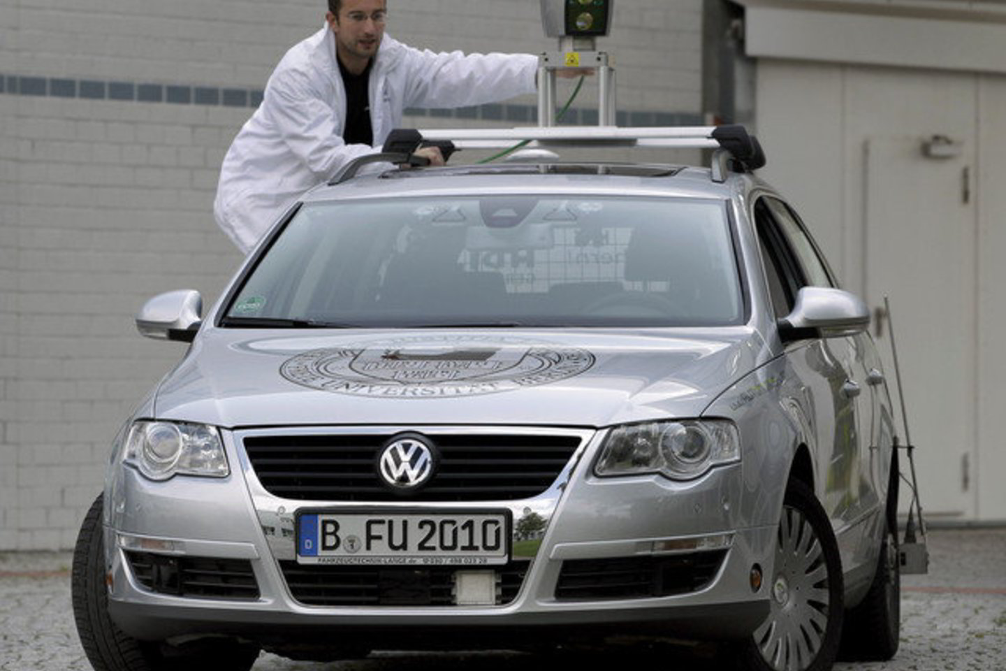 Automobilis dėl jame esančių jutiklių pats randa tarpą, į kurį galėtų tilpti.