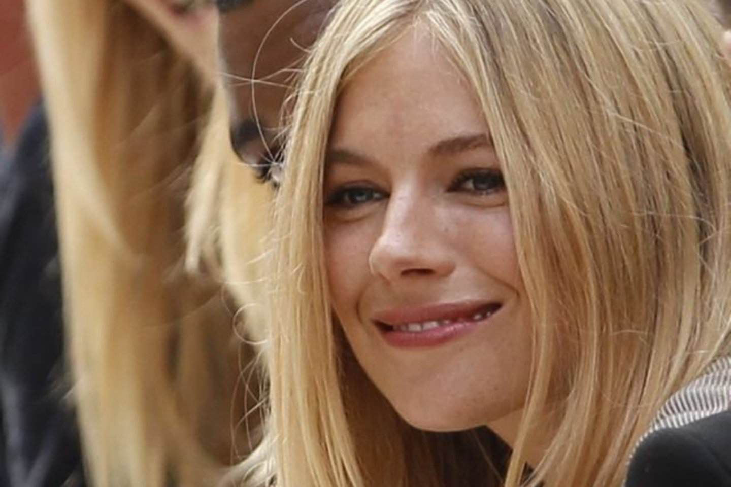 Aktorė Sienna Miller, kurios pokalbių taip pat buvo klausomasi, sutiko su 100 tūkst. svarų kompensacija.