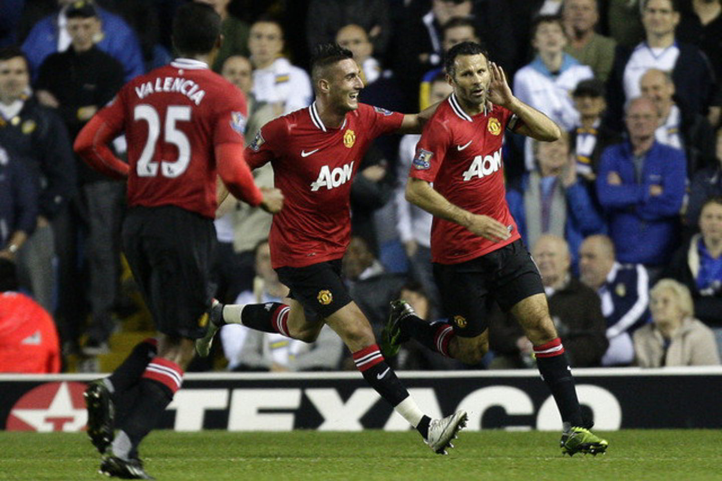 "Manchester United" saugas R.Giggsas (dešinėje) džiaugiasi įvarčiu, kurį "Carling cup" rungtynėse įmušė į "Leeds United" komandos vartus.