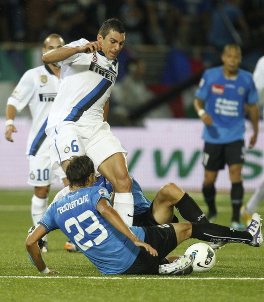 Milano "Inter" futbolininkai (balti marškinėliai) pralaimėjo lygos naujokei "Novara" komandai.