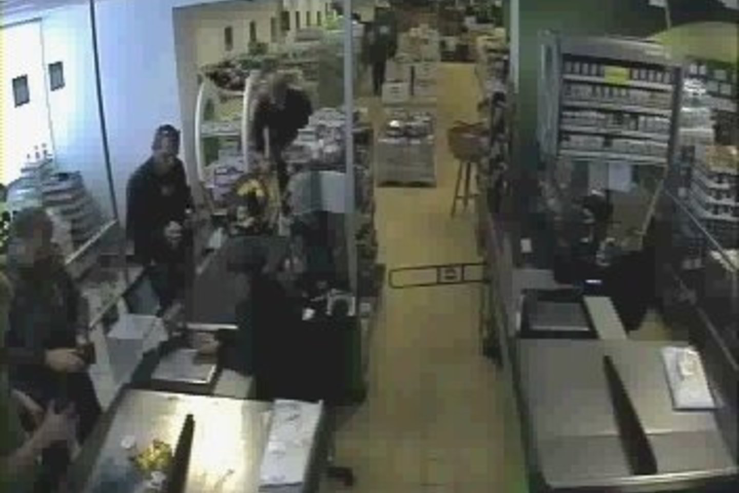 Birželio 21 dieną, apie 17 val. 30 min. parduotuvėje „N-18“, adresu Panevėžyje, Nemuno g. 18, du vyriškiai įtariami pavogę 10 alkoholinių gėrimų butelių.