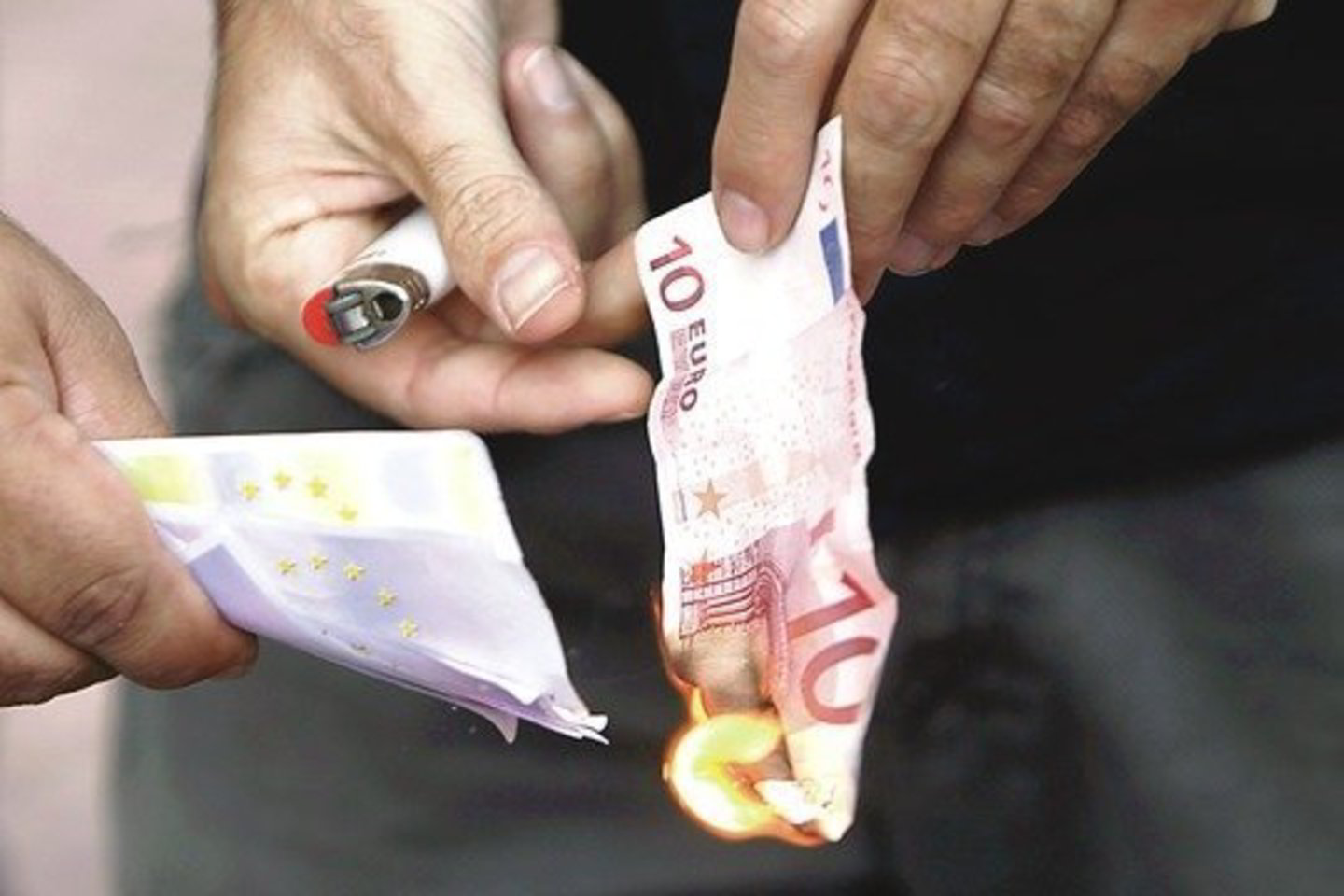 Europa graikams skolina pinigus, bet šie protestuodami juos degina.