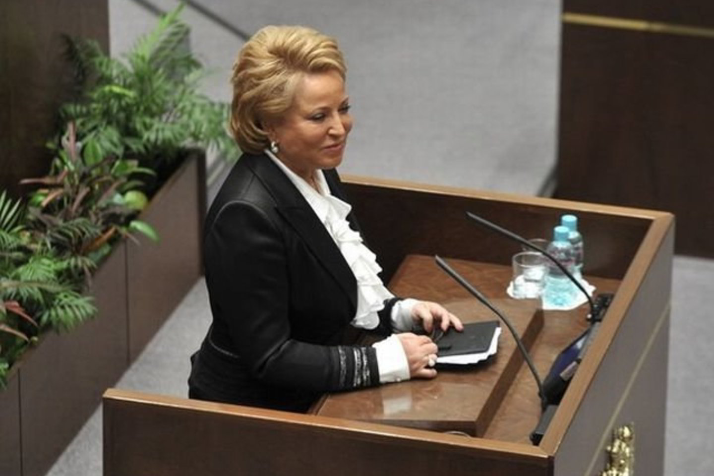 Nepriekaištingomis šukuosenomis ir prašmatniais apdarais garsėjanti V.Matvijenko pradeda dirbti poste, kuris pagal konstituciją yra įtakingiausias Rusijoje po prezidento ir premjero.