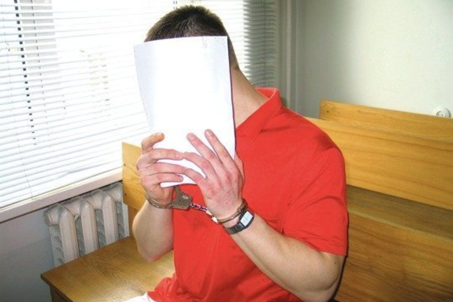 Į teisiamųjų suolą sėdęs A.Kriučkovas kaip įmanydamas dangstė veidą.