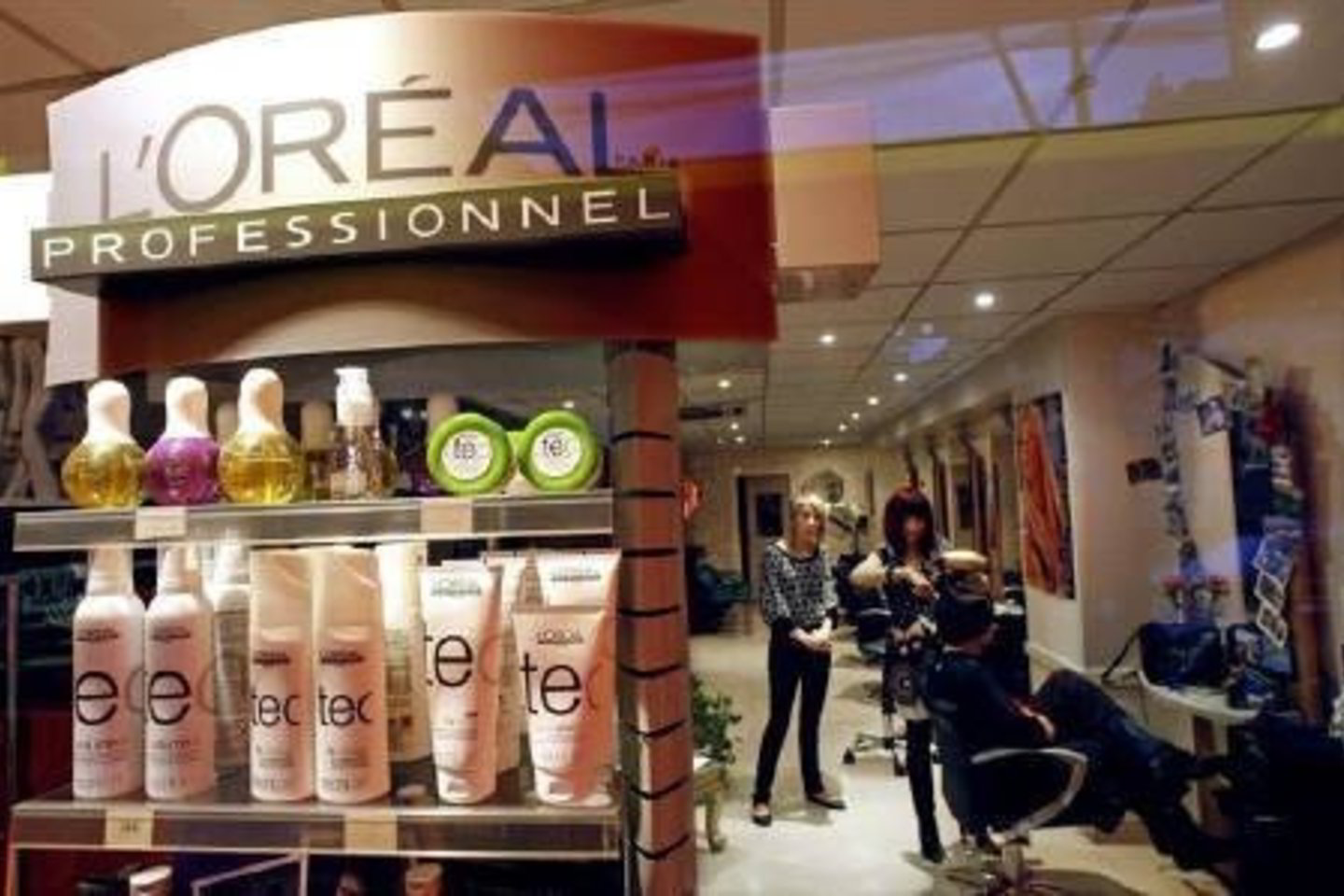 „L'Oreal“ žada savo siūlomų produktų asortimentą Jungtinėje Karalystėje sumažinti 10 procentų.