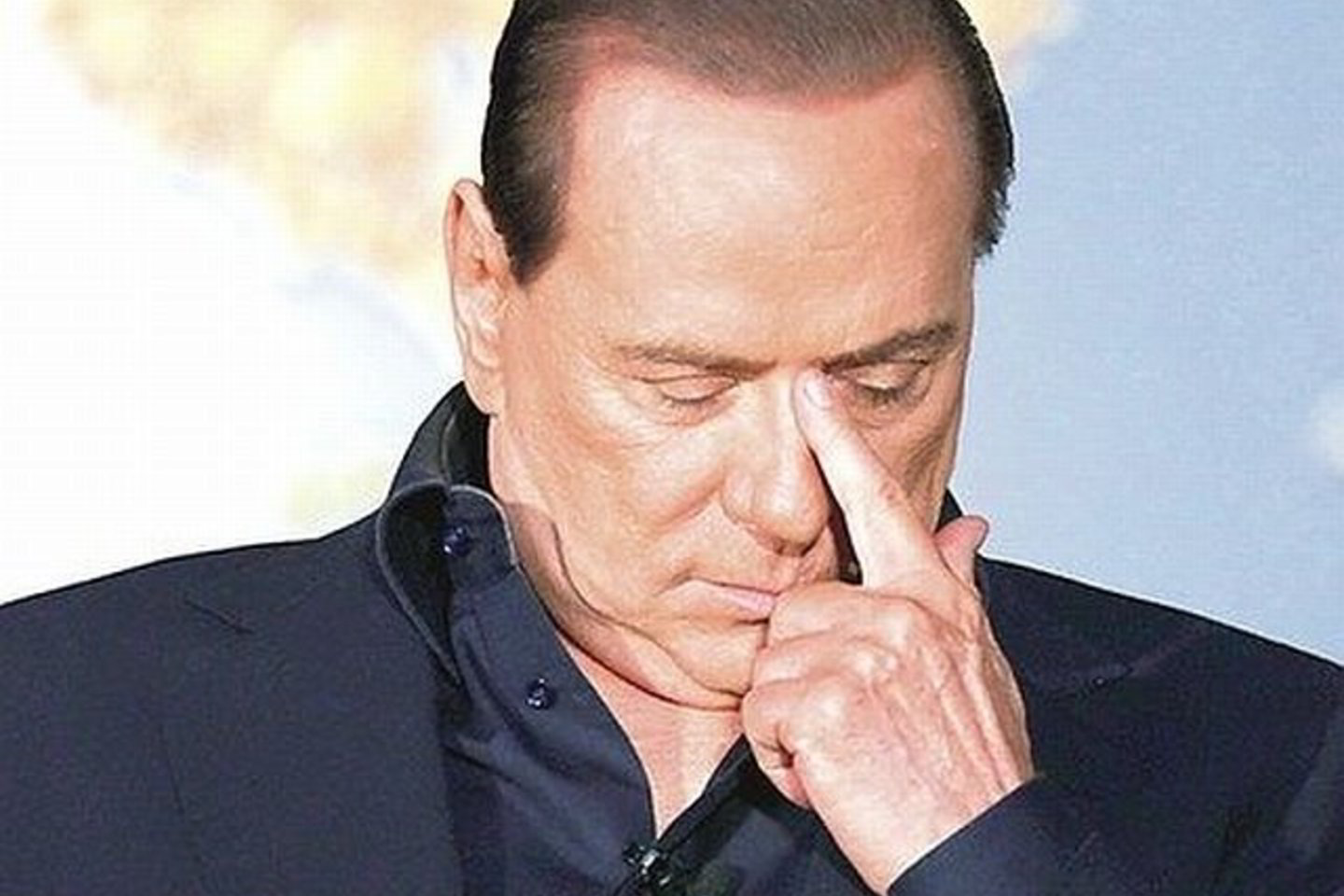 Gavęs skambų antausį premjeras S.Berlusconi turi dėl ko susimąstyti.