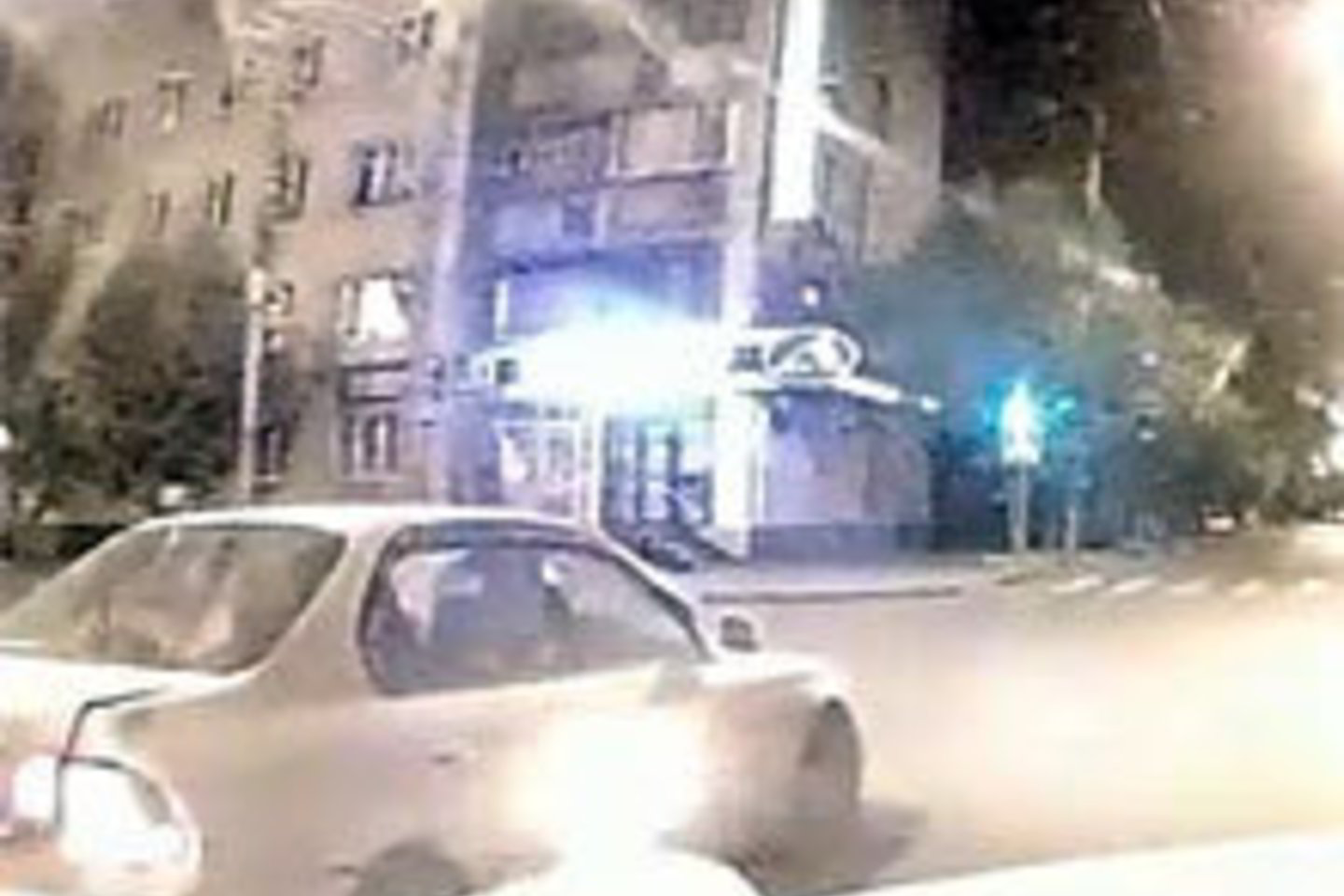 Baltosios "Volga" vairuotojas savo metodais kovoja su "kelių ereliais".
