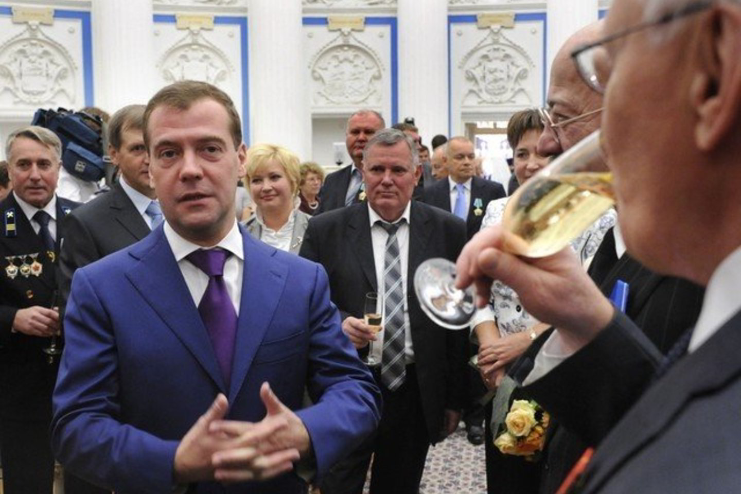 Dmitrijus Medvedevas atsisakė balotiruotis antrai kadencijai, užleisdamas vietą Vladimirui Putinui.