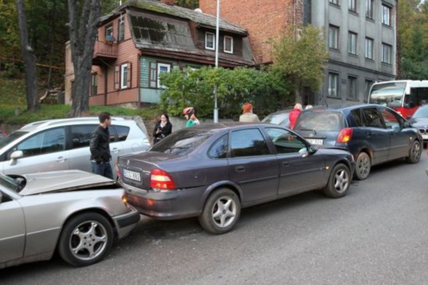 Susidūrė į kalną kylantys automobiliai.