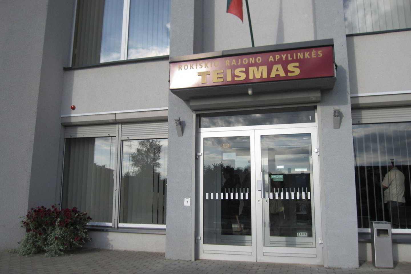 Vagys pasidarbavo Rokiškio rajono apylinkės teisėjo namuose.