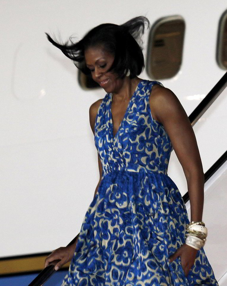 „Žmonės tiesiog žiūri man pro šalį“, - sakė M. Obama.