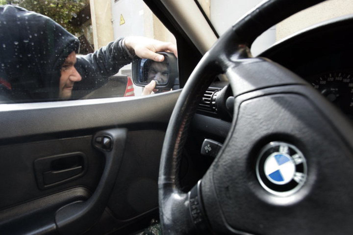 Automobilių detales nusikaltėliai vagia atsižvelgdami į jų paklausą.