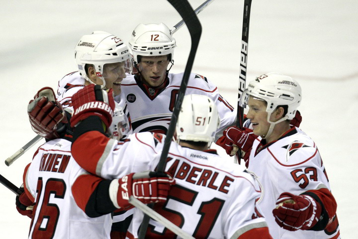 "Hurricanes" ledo ritulininkų džiaugsmas po pergalingo įvarčio prieš "Sabres" komandą.