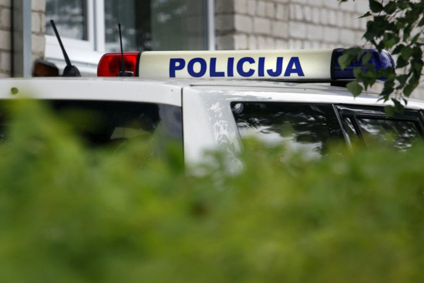 Pareigūnas dėl galvos sumušimo gydomas ambulatoriškai.