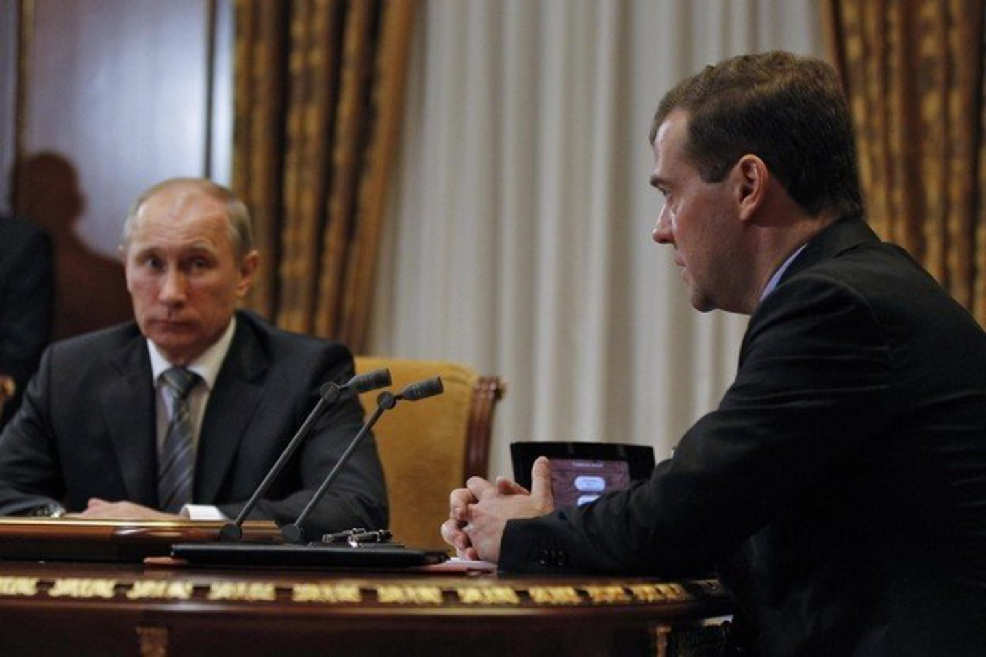 V.Putinas pažadėjo 46-erių metų D.Medvedevui savo premjero kėdę.