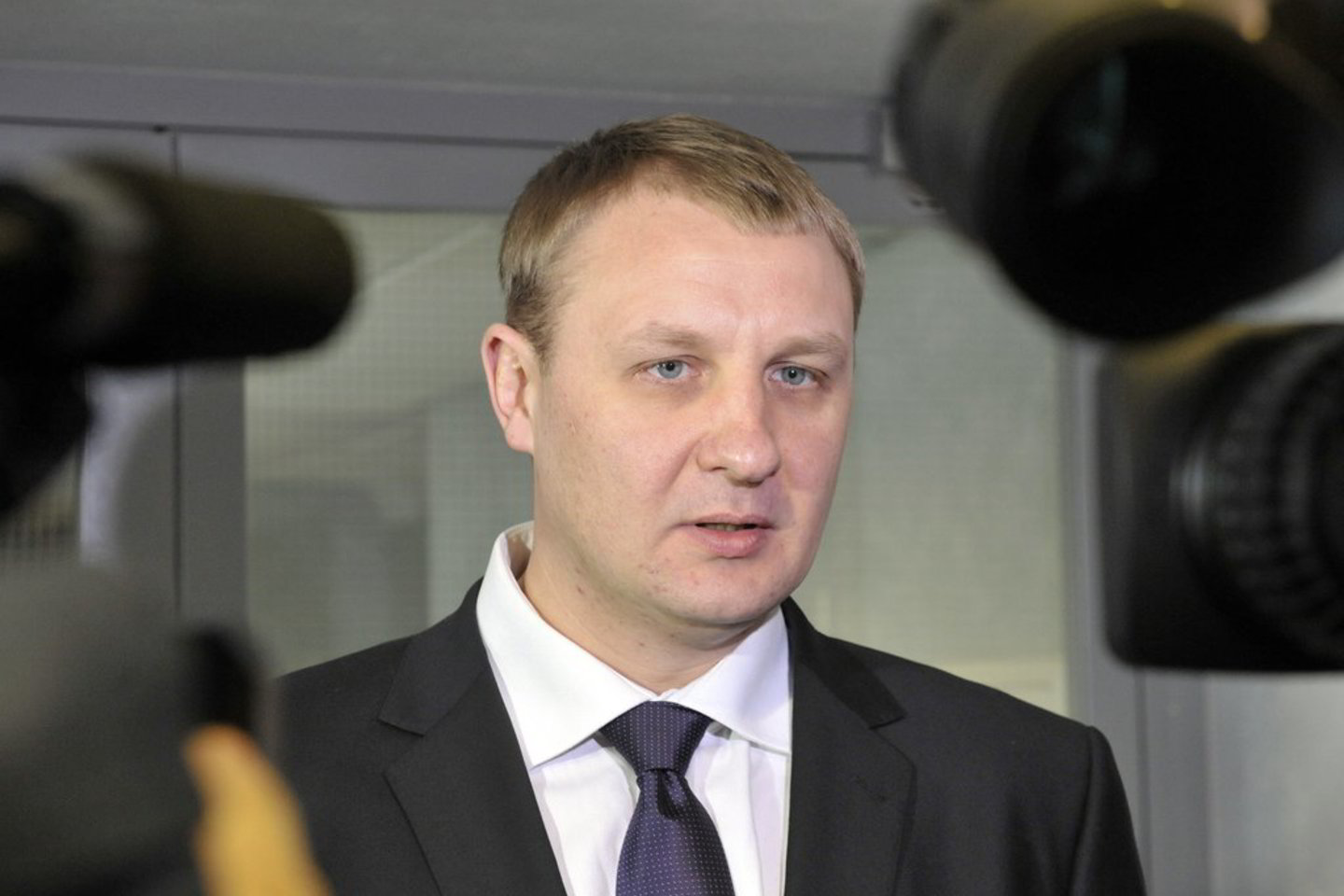 „Atvirumas man labai pakenkė. Tai buvo viena iš didžiausių klaidų gyvenime. Mane tėvai įspėjo, kad nereikia šitaip elgtis, geriau vaidinti, kad esi toks pat vargšas, kaip ir kiti mūsų politikai, kurie turi vilas turkijose ar ispanijose, ir vaidina, kad gyvena iš savo atlyginimo”, – sakė parlamentara