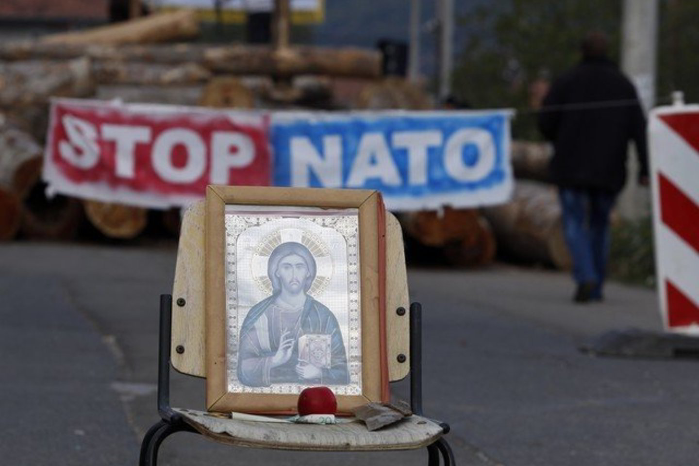 NATO pajėgos stengiasi užtikrinti saugumą šiaurinėje Kosovo dalyje, kur vietos serbai jau kelias savaites kontroliuoja 16 barikadų.