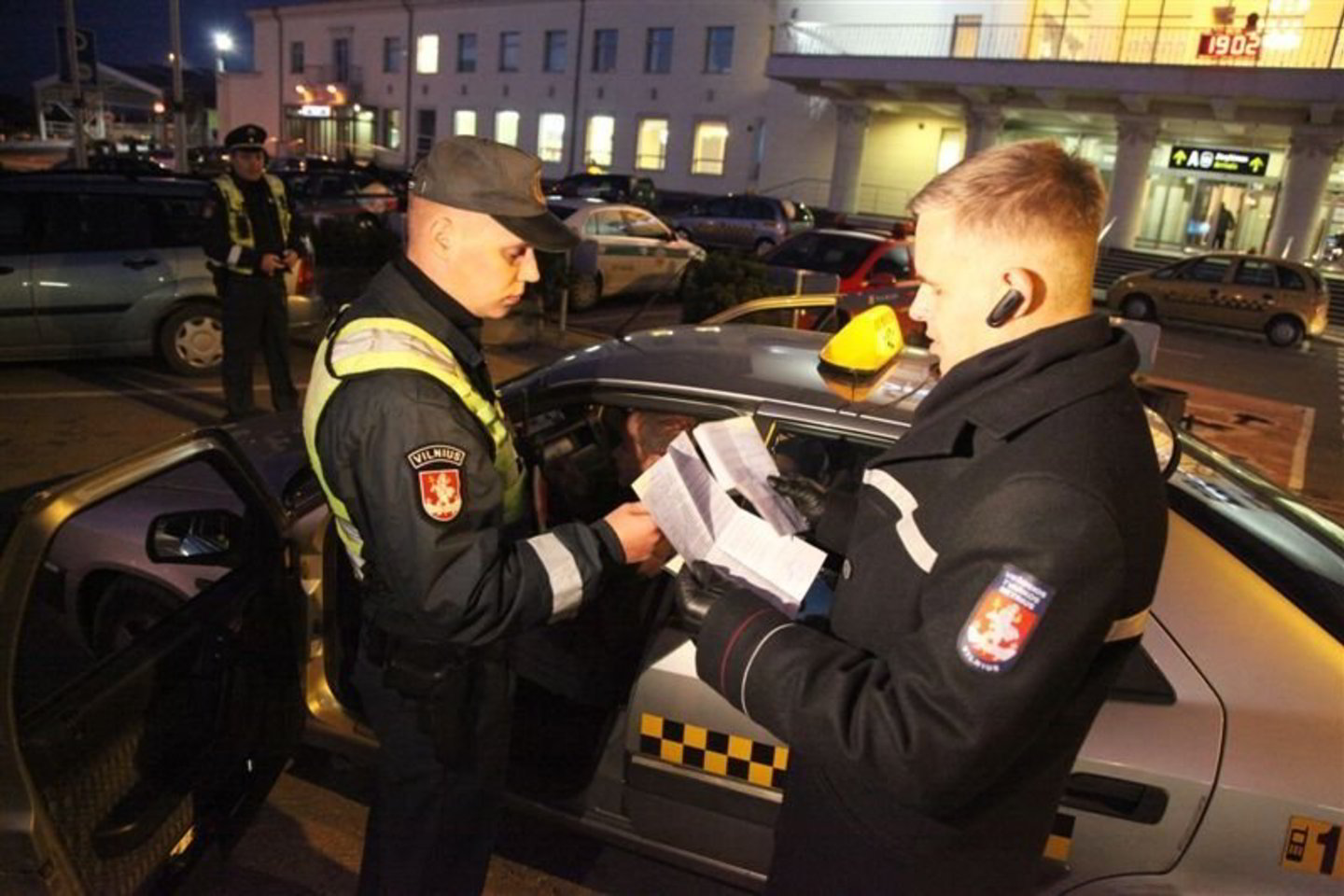 Policija tikrina taksistą.
