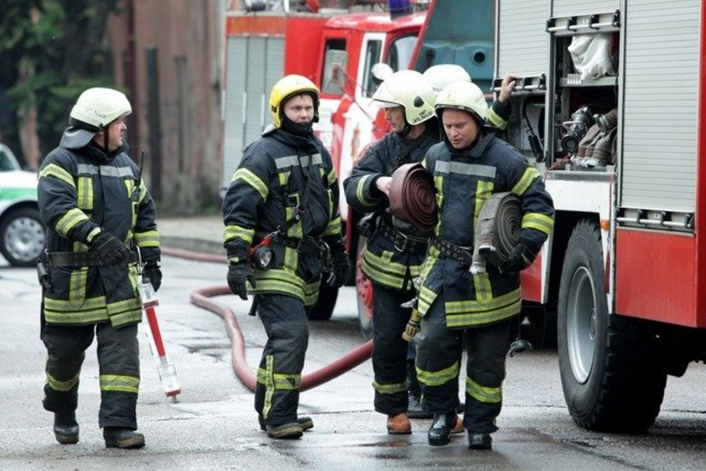 Atskubėję ugniagesiai rado išlaužtas buto duris, viduje buvo pilna dūmų, matėsi liepsna.