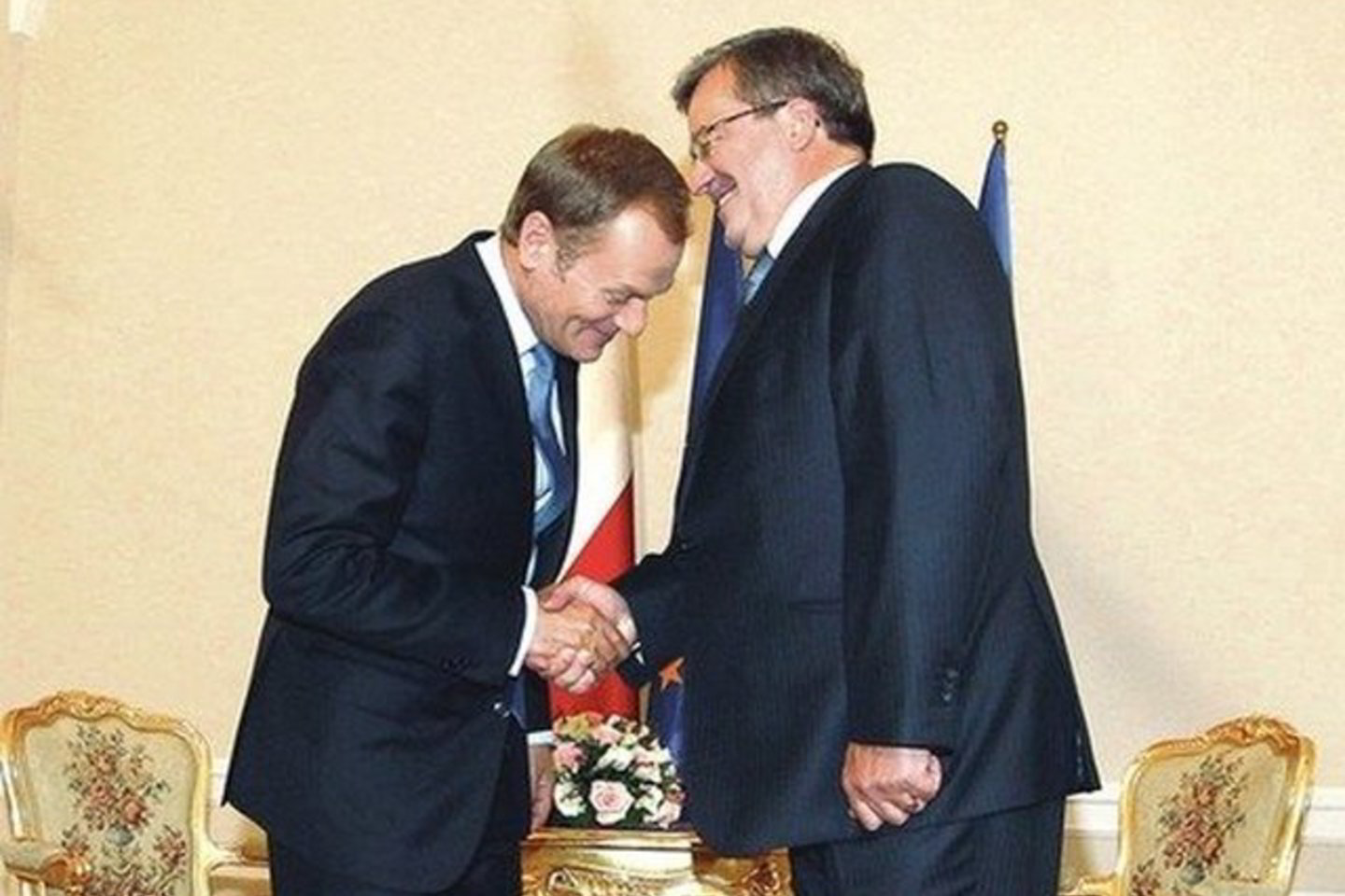 Tariama D.Tusko (kairėje) ir B.Komorowskio draugystė vis labiau aižėja.