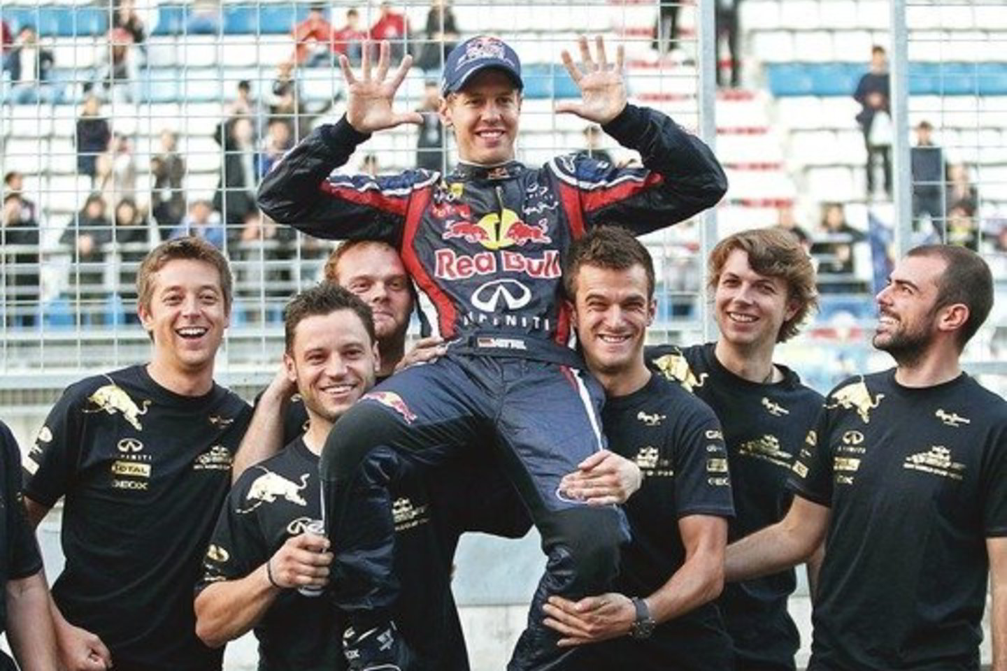 10-ąjį etapą šiemet laimėjęs S.Vettelis užtikrino titulą ir „Red Bull” ekipai.