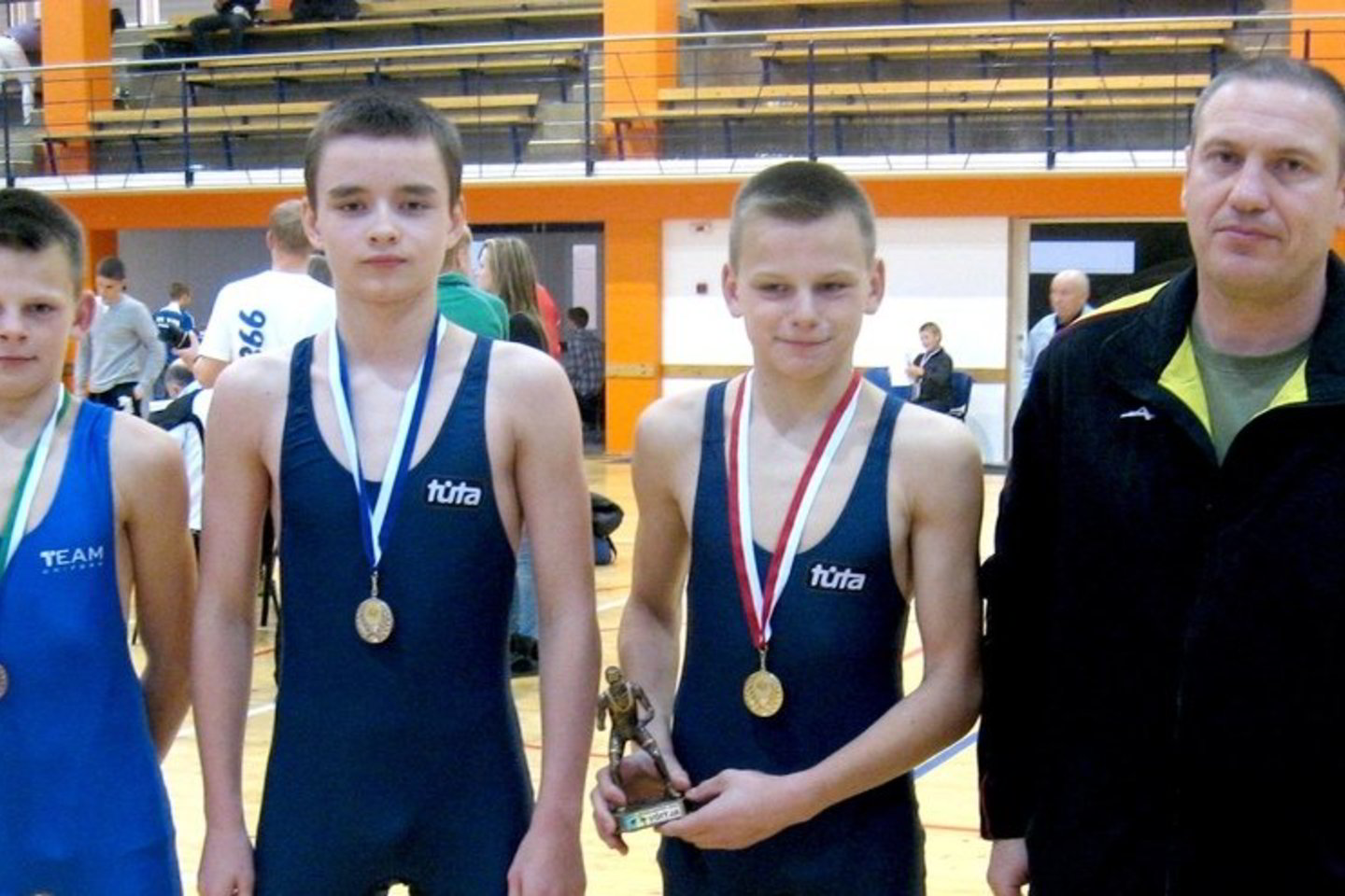 Varžybų prizininkai: D.Gudmonas, D.Petkevičius, D.Gudmonas ir treneris R.Keršys.