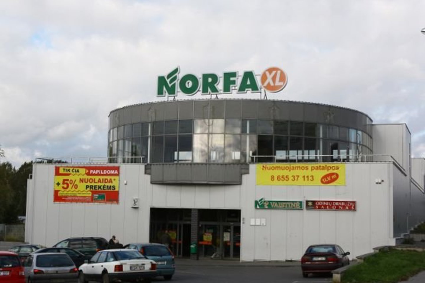 Vagys pastato sienoje atplėšė skardinę dangą, išlupo šiltinamąją medžiagą ir per maždaug 1 metro pločio angą įlindo tiesiai į sandėlį.