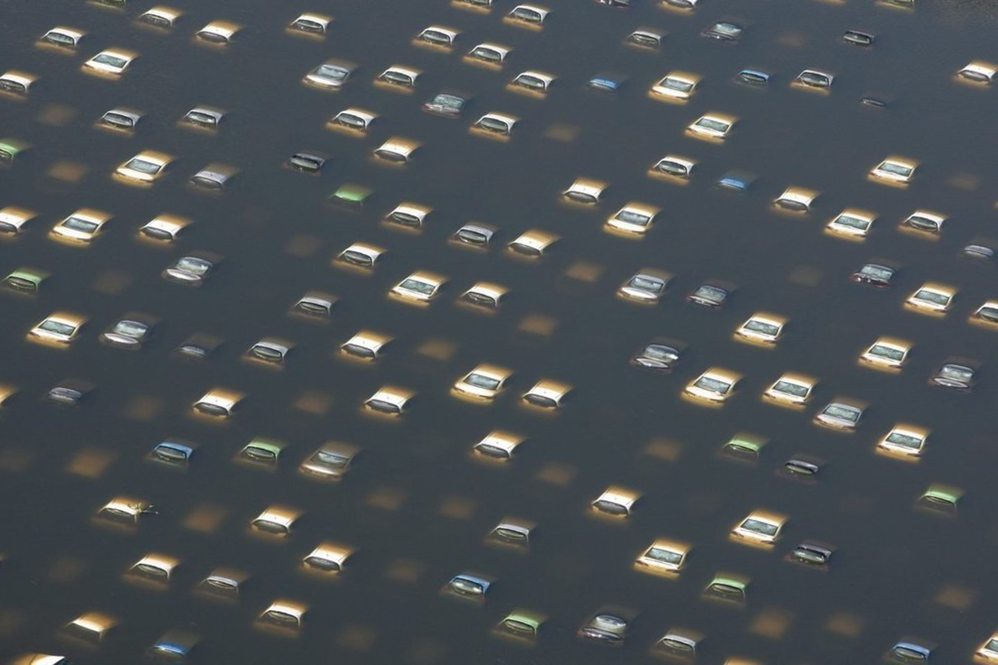 Daugybė automobilių atsidūrė po vandeniu.
