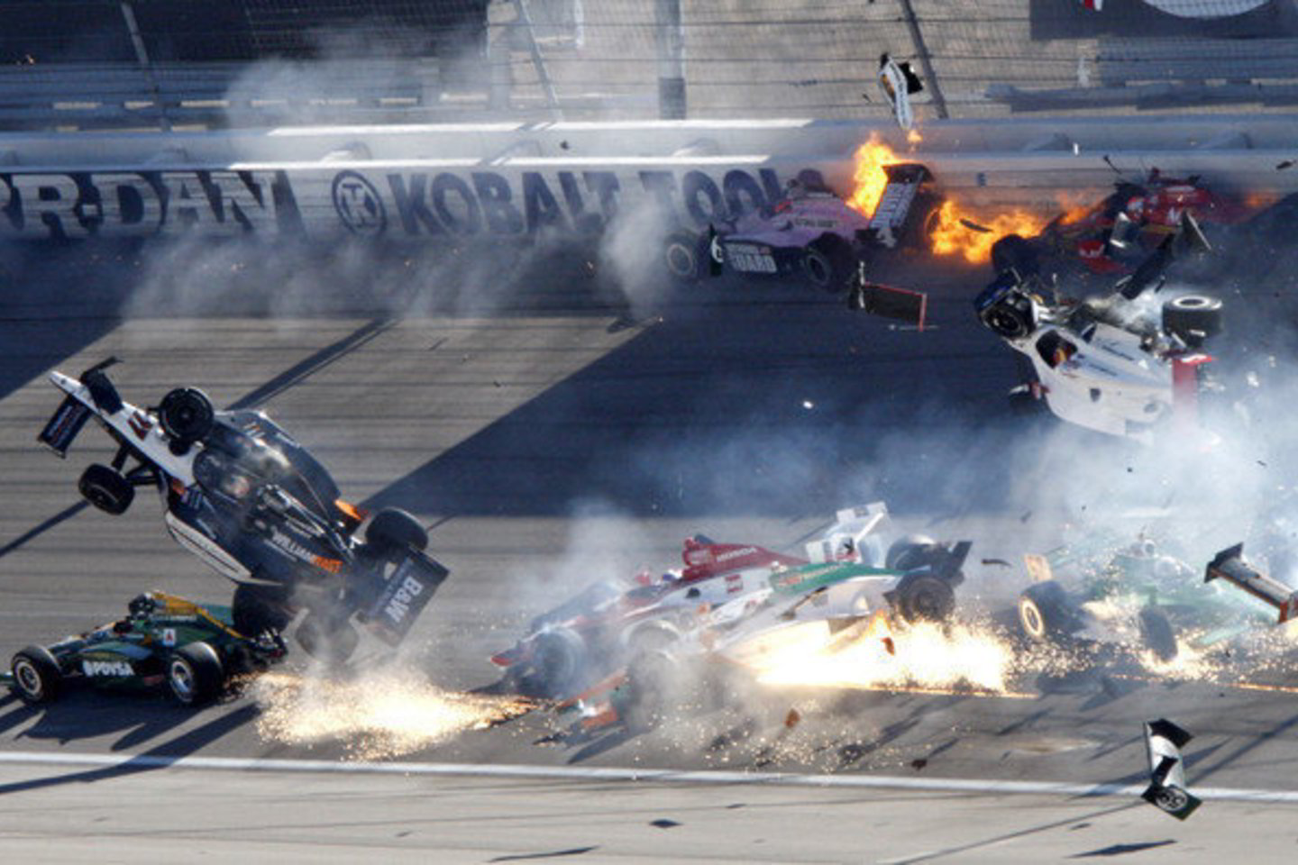 Sekmadienį į vieno piloto gyvybę nusinešusią "IndyCar" avarija pakliuvo 15 lenktynininkų.