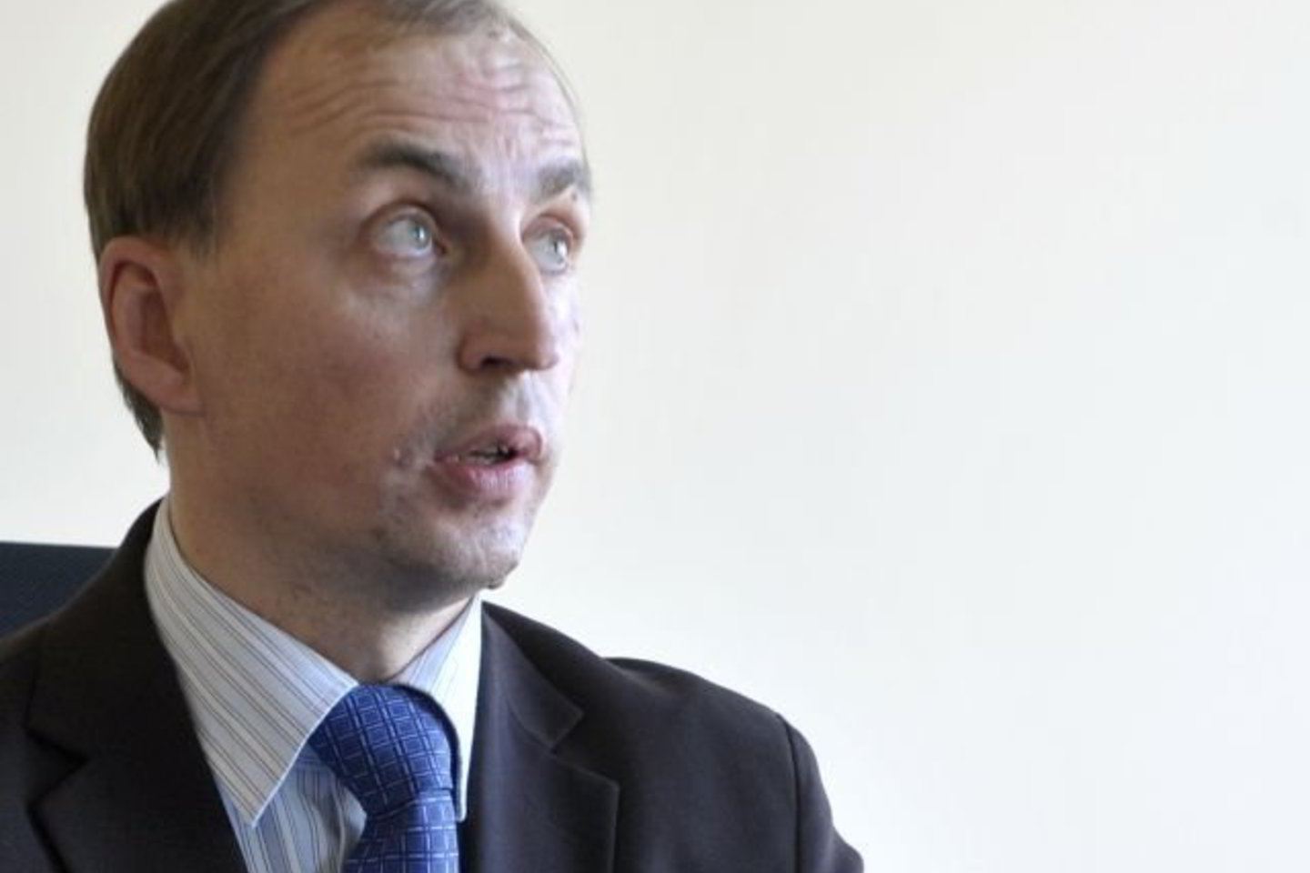 Spaudoje skelbta, kad būdamas VPT vadovu Ž.Plytnikas dėstytojauja M.Romerio universitete ir kartu svarsto šios aukštosios mokyklos prašymus keisti viešųjų pirkimų sutarčių sąlygas ar pirkti paslaugas nenusišalina nuo sprendimų.