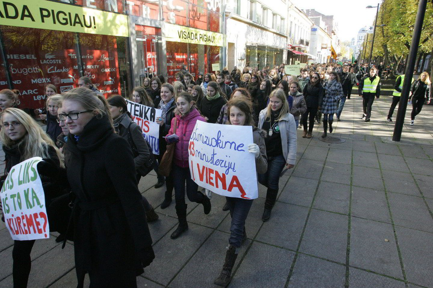 Vilniaus universiteto Kauno fakulteto studentai panašiai protestavo prieš porą metų, kai šiam fakultetui kilo pavojus būti panaikintam.