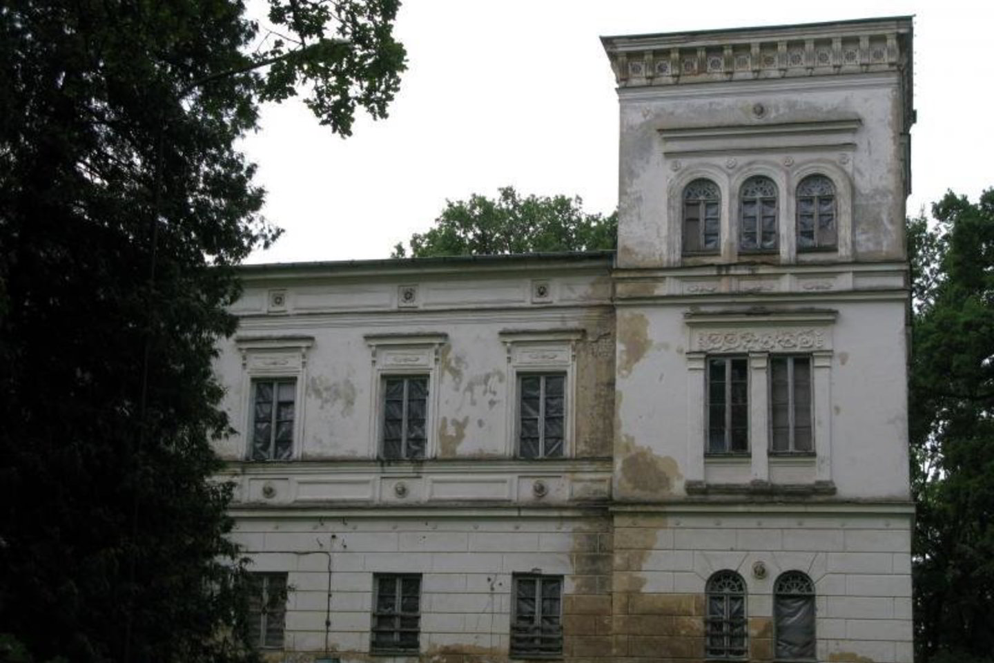 Teismas konstatavo, kad nepalaikant Belvederio dvaro sodybos fizinės, sanitarinės, priešgaisrinės būklės neišvengta dvaro ir jo teritorijos autentiškų savybių kitimo bei vandalizmo atvejų.