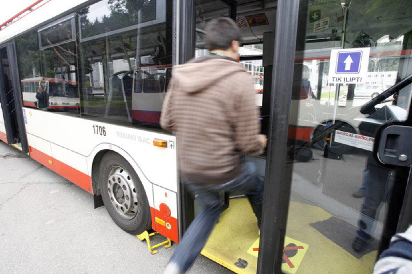Elektroninių bilietų kortelėms, galiojusioms iki 2010 metų gegužės 1 dienos, iki 2011 metų balandžio 1 dienos ir iki 2011 metų gruodžio 1 dienos - galiojimas pratęsiamas iki 2012 metų gruodžio 31 dienos.
