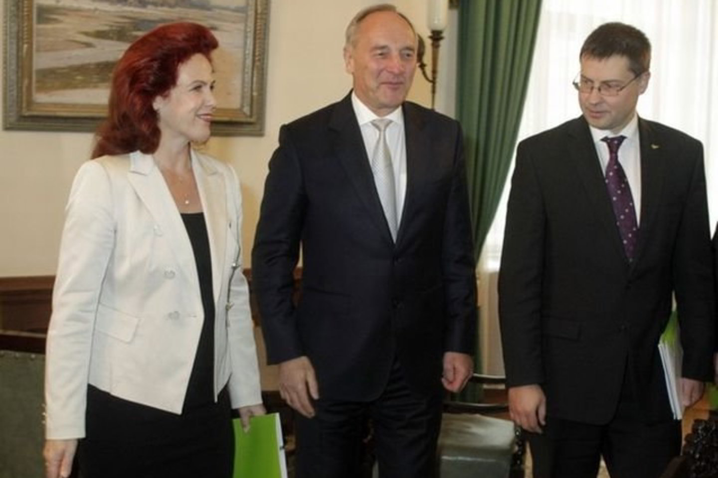 V.Dombrovskis vadovauja ministrų kabinetui nuo 2009 metų kovo 9 d. ir išsaugojo savo postą po rinkimų į 10-ąjį Seimą.