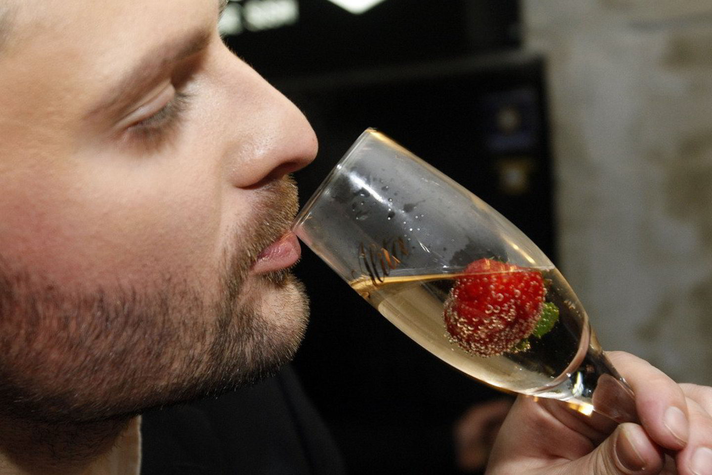 Stilingasis vyras prisipažino gyvenime esąs aktorius: „Kai išeinu iš namų, uždanga tarsi pakyla, ir aš atsiduriu scenoje. Vėlų vakarą grįžtu namo – ir tik tuomet uždanga nusileidžia.“