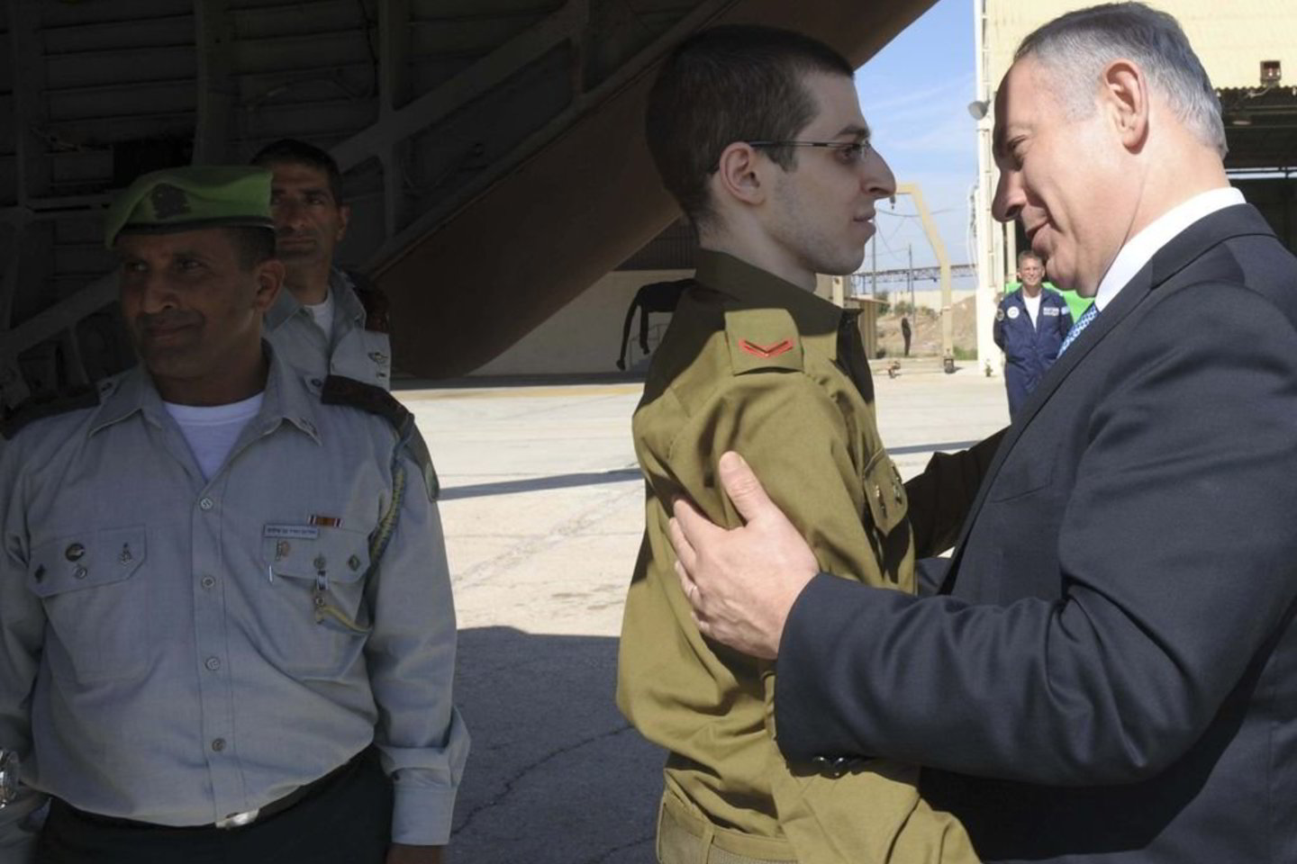 Izraelio ministras pirmininkas B.Netanyahu sveikina į Izraelį grįžusį karį G.Shalitą.
