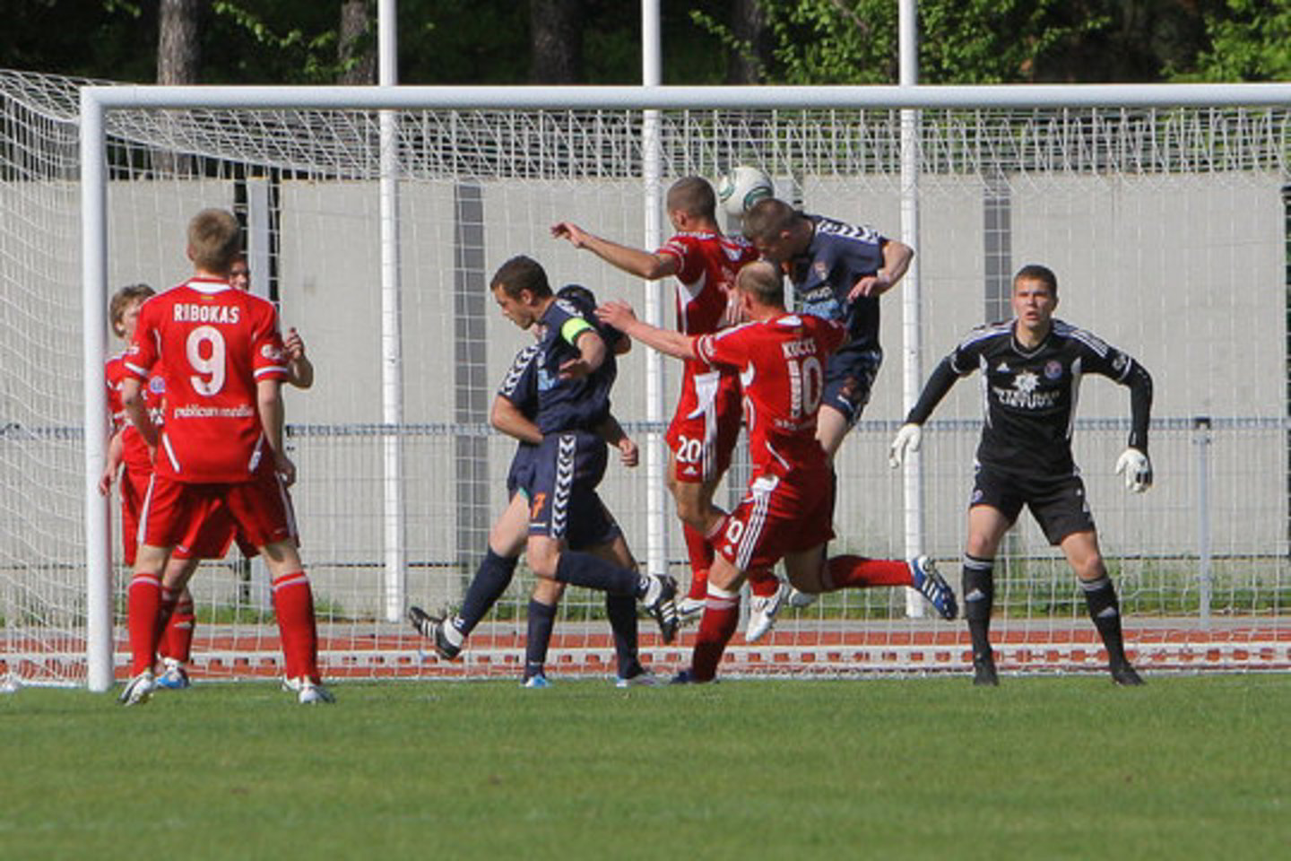 Panevėžio „Ekrano“ futbolininkai 2010-2011 metų LFF taurės finale triumfavo prieš Gargždų „Bangą“.