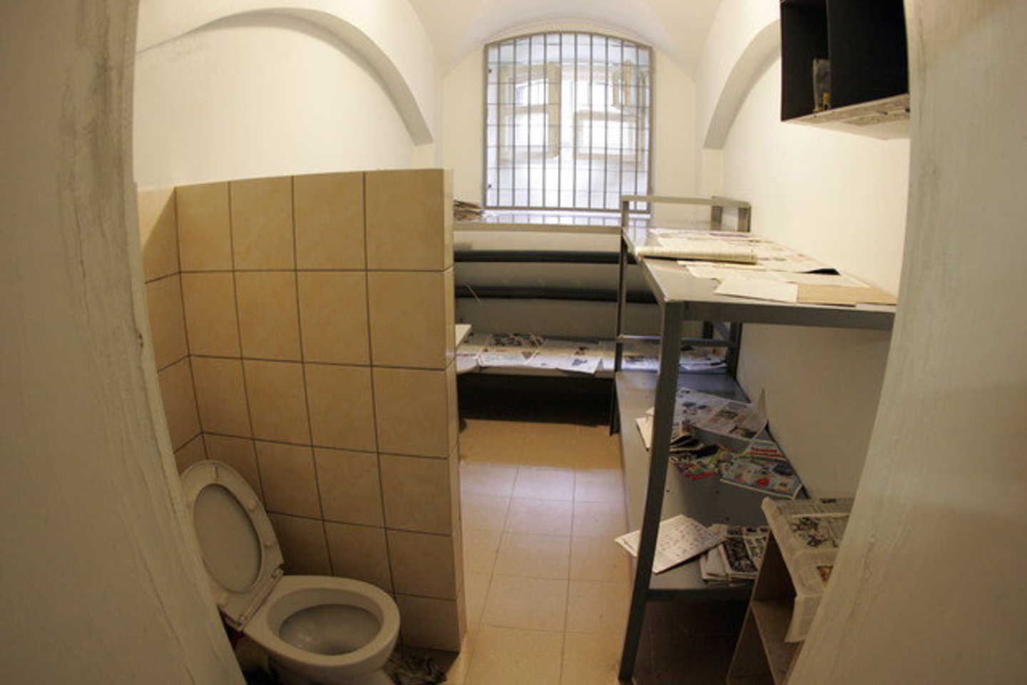Nuo 2008 metų teismai gavo 8642 kalinių skundus dėl ankštų kamerų.