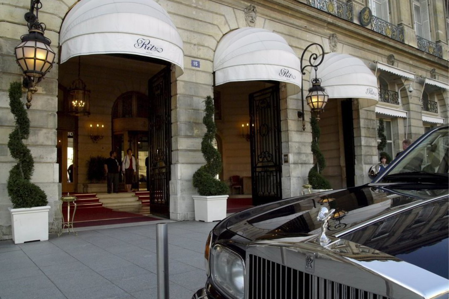 Viešbutis „Ritz“, kuriame beveik 40 metų gyveno mados dizainerė Coco Chanel, lyg magnetas traukia garsenybes ir turtuolius.