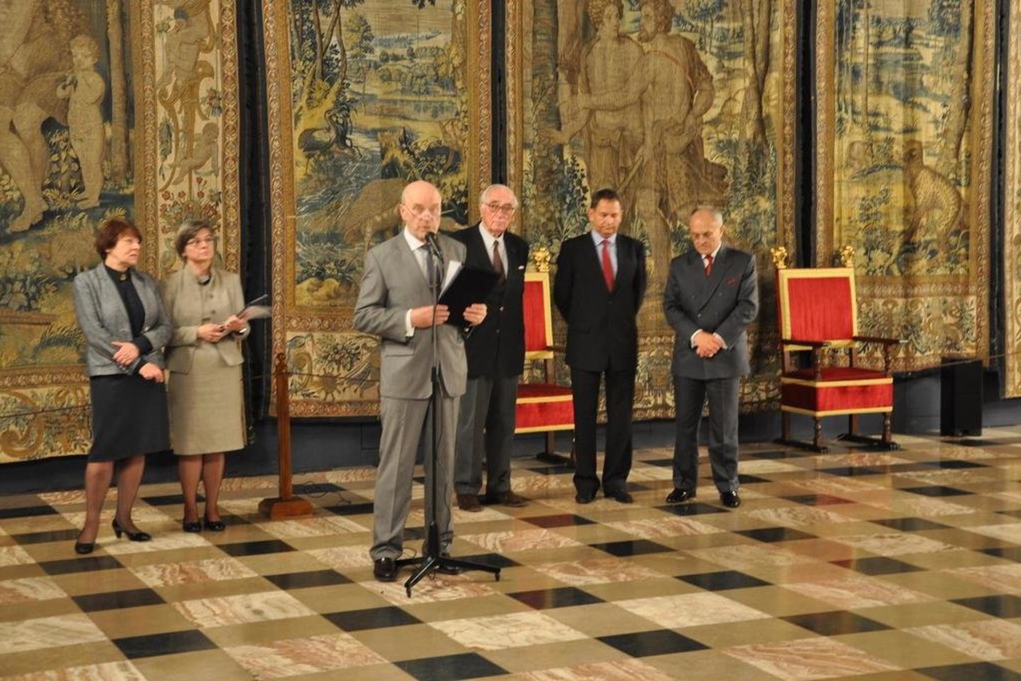 Sapiegoms skirtos parodos Krokuvos Vavelio karališkojoje pilyje atidarymas 2011 m. spalio 3 d. Kalba pilies direktorius prof. Janas Ostrowskis.