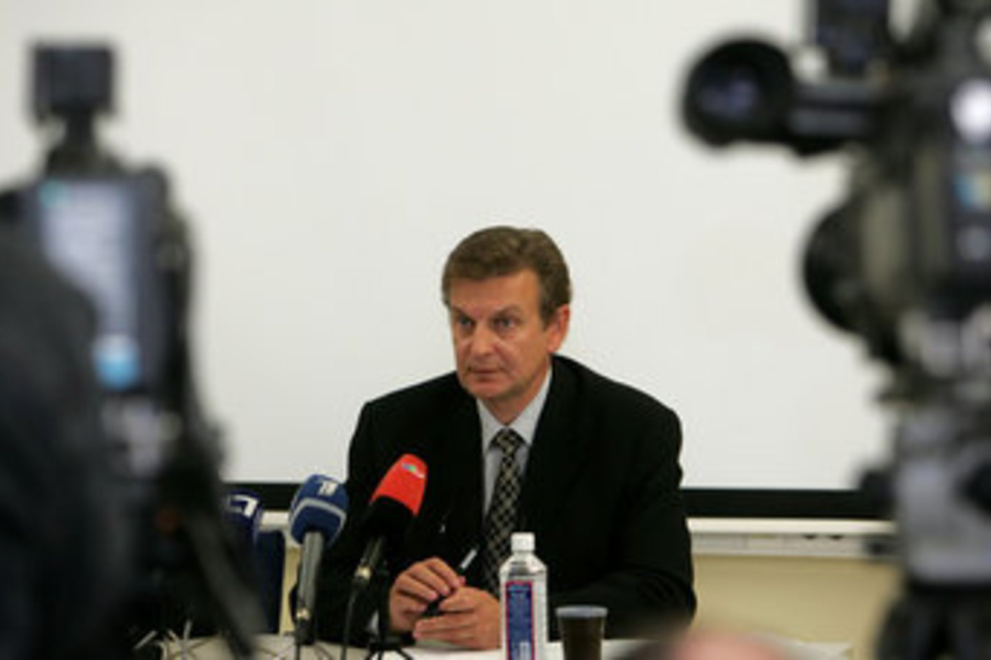 "Prokuratūra pasirodė ir pakankamai neprofesionaliai, ir, netgi sakyčiau, kaip bejėgė struktūra, kuri nepajėgia atlikti jai pavestų funkcijų“, - sakė H.Mickevičius.
