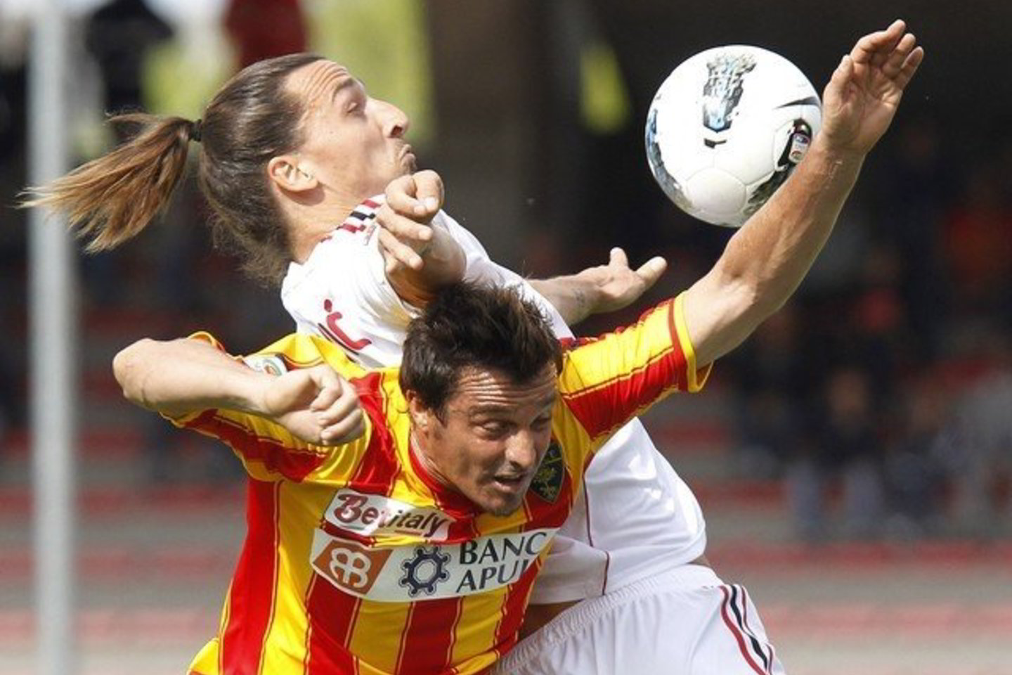 Dėl kamuolio kovoja „AC Milan“ žvaigždė Z.Ibrahimovičius ir „Lecce“ žaidėjas M.Oddo (priekyje).