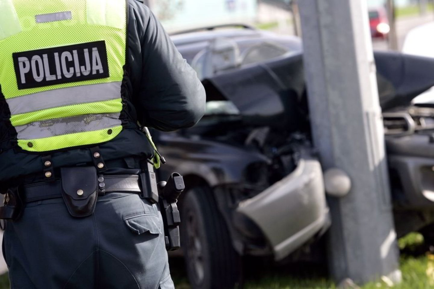 Sukčiai moteriai prisistatė, jog jie - policininkai.