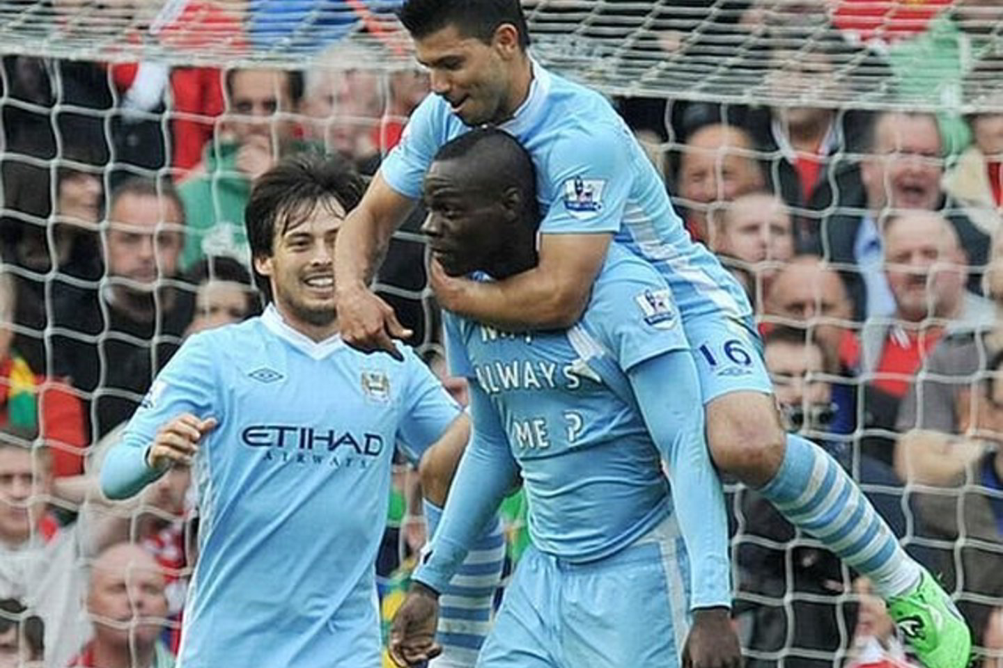„Manchester City“ komandai du įvarčius pelnė M.Balotelli (viduryje).